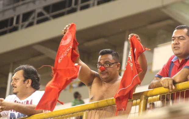 Torcedor rasga camisa do Rio Branco após sexta derrota na Série C (Foto: João Paulo Maia)