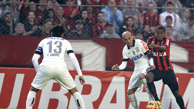 marcelo atlético-pr e Fábio Santos Corinthians série A (Foto: Geraldo Bubniak / Agência Estado)