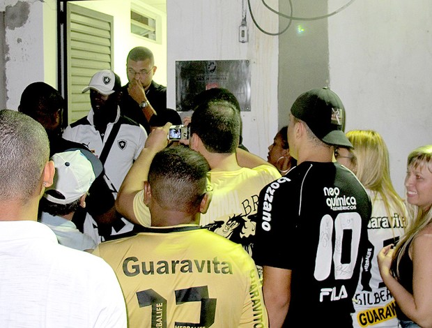 Seedorf botafogo na saída de são januário (Foto: Thales Soares)