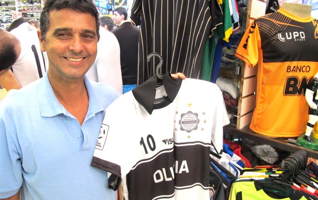 Camisa do Olimpia a venda em Belo Horizonte (Foto: Alexandre Alliatti)