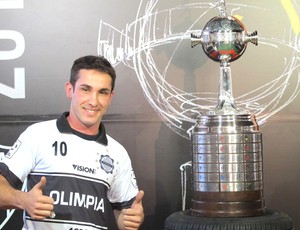 torcedores com taça da Libertadores (Foto: Alexandre Alliatti)