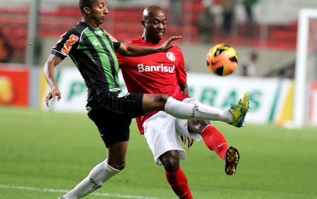 Willians do América MG e Kleber do Internacional (Foto: Paulo Fonseca / Futura Press)