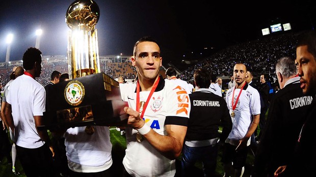 Renato Augusto festa Corinthians Recopa (Foto: Marcos Ribolli / Globoesporte.com)