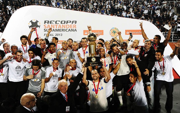 Danilo taça Recopa Corinthians São Paulo (Foto: Marcos Ribolli / Globoesporte.com)