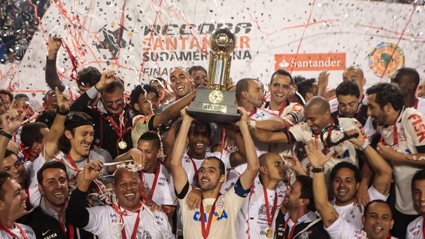 Danilo Corinthians taça trofeu campeão Recopa (Foto: AFP)