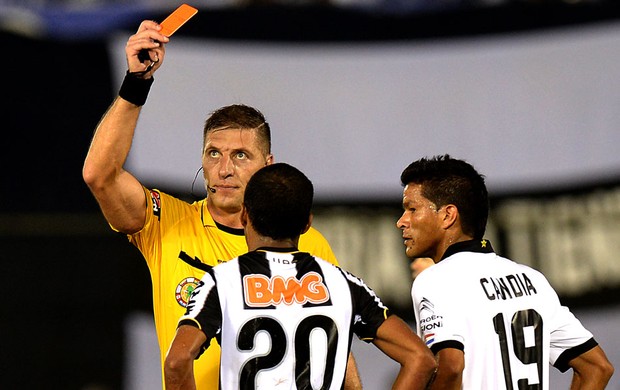 Richarlyson cartão vermelho decisão Atlético-MG Libertadores (Foto: AFP)