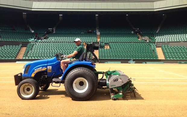 Trator quadra wimbledon (Foto: Reprodução / Twitter)