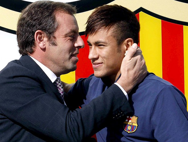 Neymar com Sandro Rosell presidente do Barcelona apresentação (Foto: EFE)