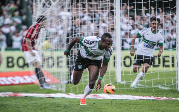 Geraldo comemora, Coritiba x Atlético-PR (Foto: Joka Madruga/Agência Estado)