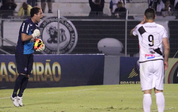 Marcelo Lomba defende penalti de William, Ponte Preta x Bahia (Foto: Gustavo Magnusson/Agência Estado)