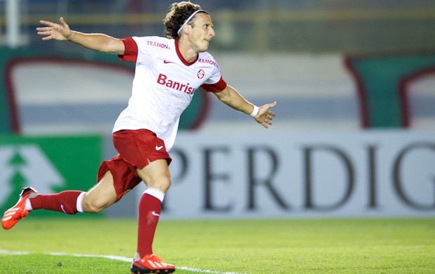 Diego Forlán marca contra o Fluminense (Foto: Alexandre Lops / Inter, DVG)