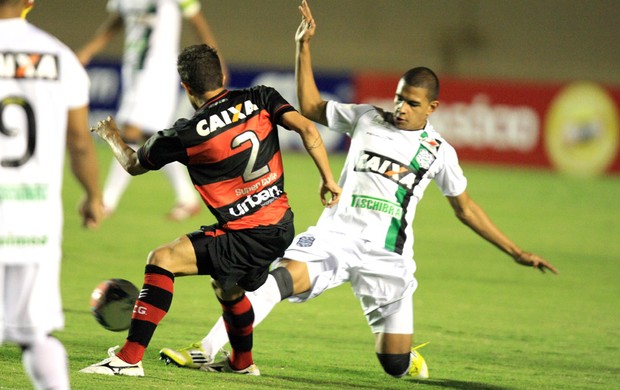 Rafael Cruz e Dener Atlético-GO e Figueirense (Foto: Carlos Costa / Futura Press)