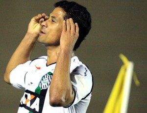 Ricardo Bueno comemora do figueirense contra o Atlético-Go (Foto: Carlos Costa / Agência estado)