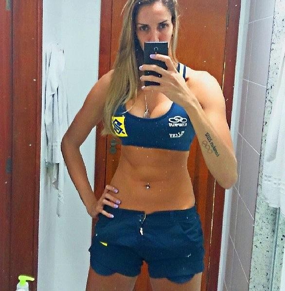 Thaís sensualiza em espelho (Foto: Reprodução/Facebook)