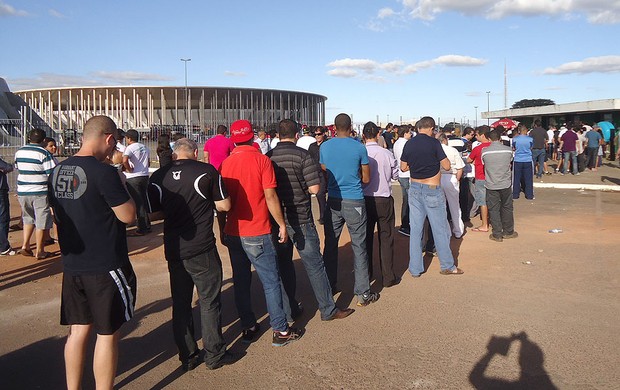 fila ingressos Vasco x Flamengo Brasília  (Foto: Fabricio Marques)