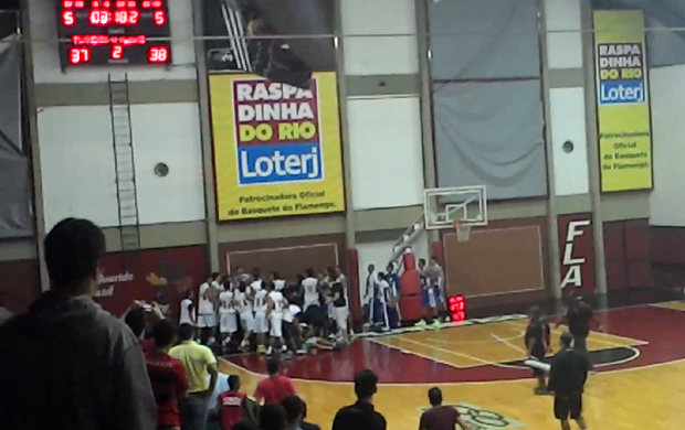 Confusão Gávea flamengo macaé basquete (Foto: Reprodução/Youtube)