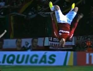 Maurides tenta mortal e se machuca contra o América-MG (Foto: Reprodução / SporTV)