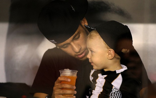 Neymar assiste ao jogo do Santos com o filho (Foto: Futura Press)