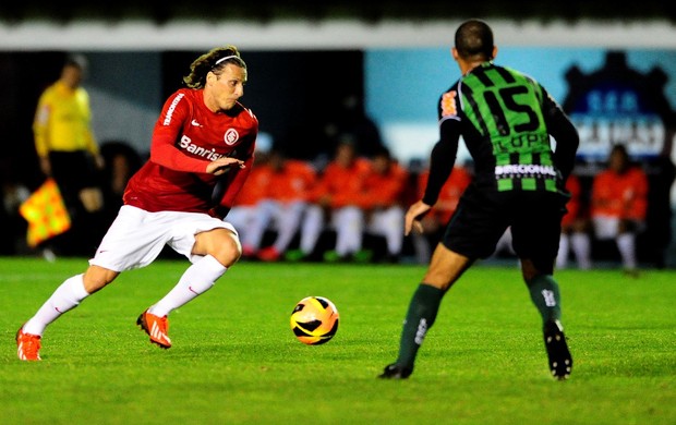 Diego Forlán contra o América-MG (Foto: Alexandre Lops / Inter, DVG)