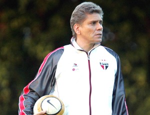 Paulo Autuori no treino do São Paulo (2005) (Foto: Agência O Globo)