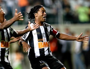 Ronaldinho Gaúcho comemoração vitória Atlético-MG (Foto: AP)