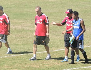 treino flamengo brasilia Elias conversa com Sidnei Lobo e Mano Menezes (Foto: Cahê Mota)