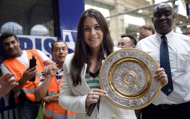 marion bartoli chegada desembarque paris (Foto: AFP)