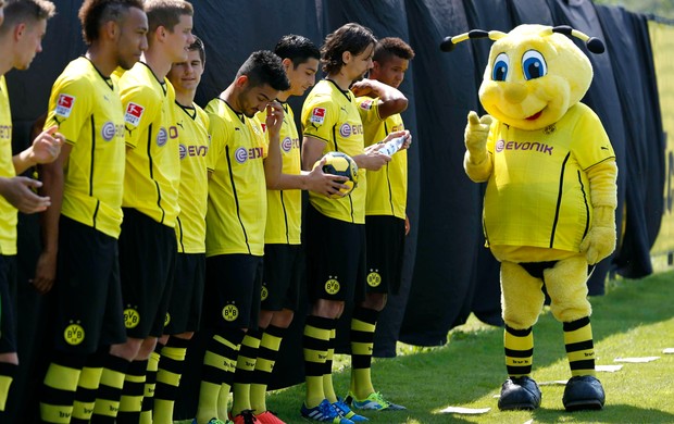 Mascote apresentação Borussia Dortmund (Foto: Reuters)