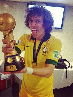 David Luiz taça Instagran (Foto: Reprodução / Instagram)