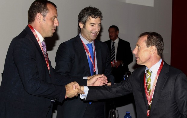 Emilio Butragueno, real madrid e Sandro rosell, presidente do Barcelona reunião sede da liga espanhola (Foto: Agência EFE)