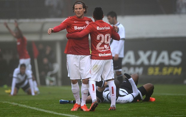 Forlan gol Internacional x vasco (Foto: Edu Andrade / Agência Estado)