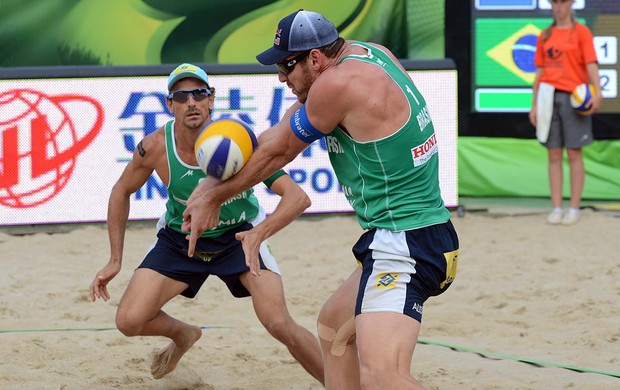 Alison e Emanuel mundial volei de praia polonia (Foto: FIVB)