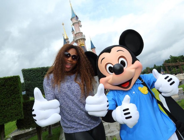 Serena Williams posa ao lado do Mickey em Paris (Foto: repordução Twitter)