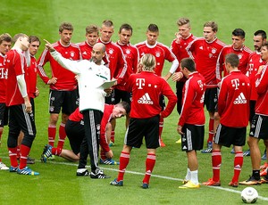 Pep Guardiola treino Bayern de Munique (Foto: AP)