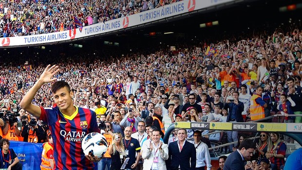 Neymar apresentação Barcelona Camp Nou (Foto: Reuters)