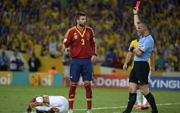 expulsão Piqué, Brasil x Espanha (Foto: Andre Durão)