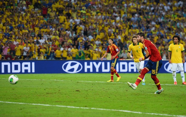 sergio ramos espanha pênalti final copa das confederações (Foto: Agência Getty Images)