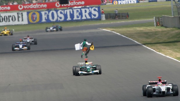 Invasão do fanático religioso Cornelius Horan na pista de Silverstone no GP da Inglaterra de Fórmula 1 2003 (Foto: Agência Getty Images)