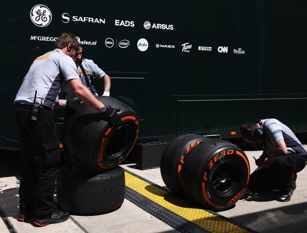 Engenheiros da Pirelli analisam os pneus duros, no GP da Inglaterra (Foto: Getty Images)