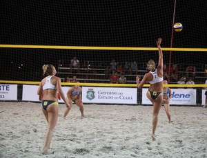 Mari Paraiba e Natasha volei de praia sul-americano (Foto: Luiz Queiroz/CBV)