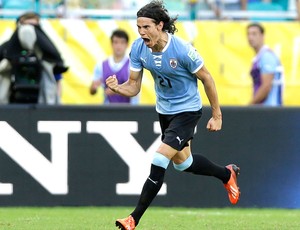 Cavani comemora gol de falta (Foto: Agência AP)