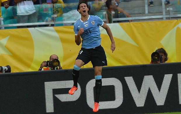 cavani italia x uruguai (Foto: AFP)