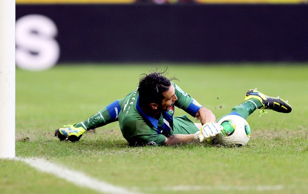 Buffon defesa pênalti Itália (Foto: Reuters)