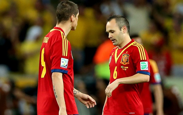 Brasil iniesta e fernando torres espanha final copa das confederações (Foto: Agência Getty Images)