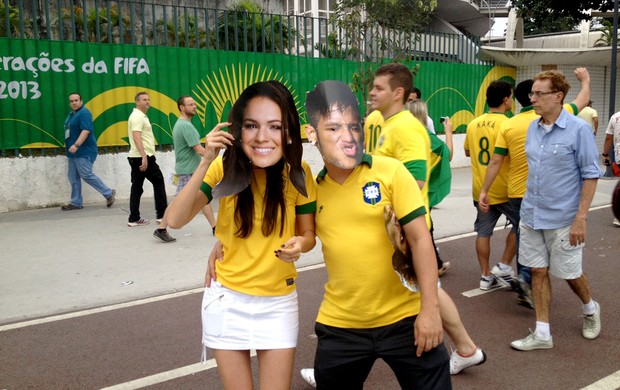 torcida máscara Bruna Marquezine Neymar  (Foto: Gustavo Poli)