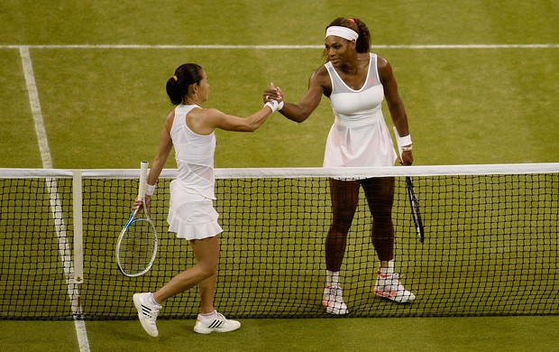 Serena Williams cumprimenta Kimiko Date-Krumm após partida (Foto: Getty Images)