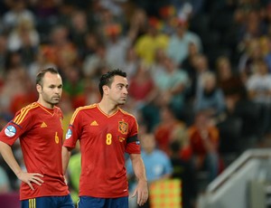 Iniesta Xavi Espanha (Foto: AFP)