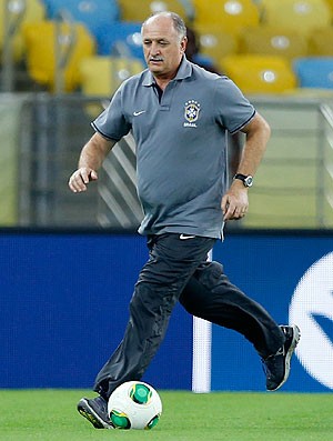 Felipão com a bola treino reconhecimento Maracanã (Foto: AP)