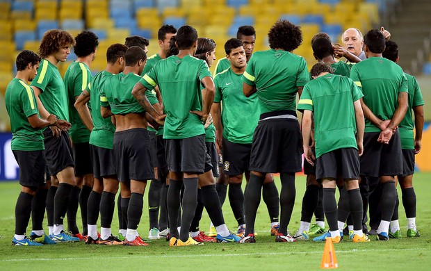 Felipão jogadores treino reconhecimento Maracanã (Foto: EFE)