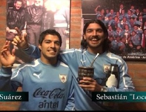 Loco Abreu e Suárez cantam para Cavani (Foto: Site oficial de Loco Abreu)